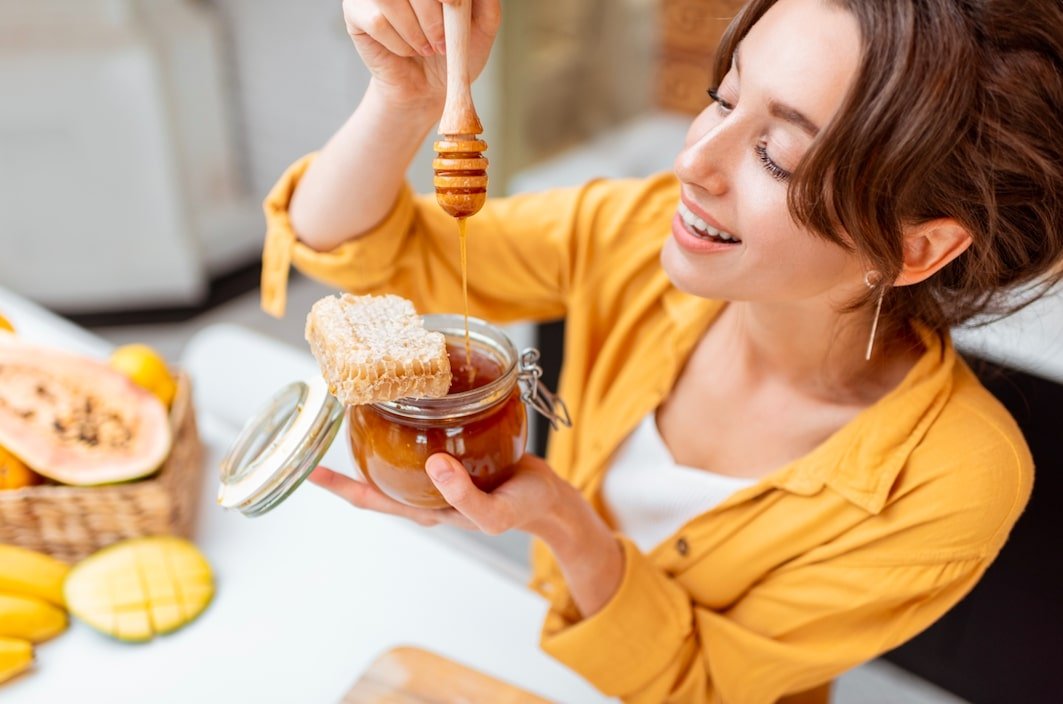 eating raw honey